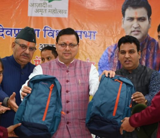 सीएम धामी ने भारत दर्शन पर जा रहे मेधावी छात्रों से की मुलाकात
