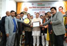 सीएम धामी ने नगर निकायों को अटल निर्मल पुरस्कार से किया सम्मानित