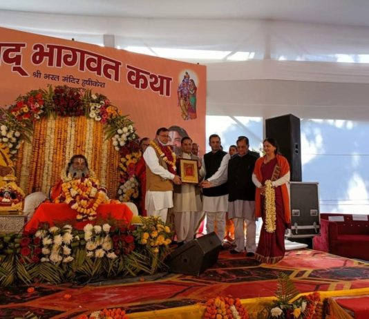 भरत मंदिर में आयोजित श्रीमद् भागवत कथा में सीएम धामी हुए शामिल