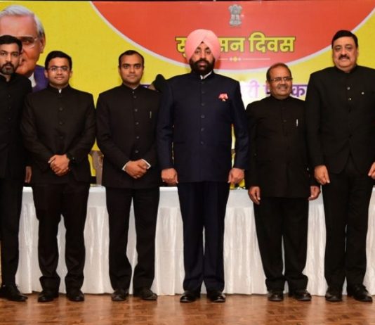 राज्यपाल ने किया उत्कृष्ट जिलाधिकारी पुरस्कार से. पांच आईएएस अधिकारीयों को सम्मानित