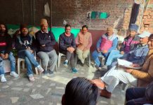 धर्मांतरण के विरोध में व्यापार मंडल ने किया धरना प्रदर्शन