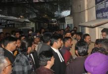 कोर्ट मैरिज करने पहुंचे दो समुदाय के युवक और युवती, लोगों ने जमकर किया हंगामा