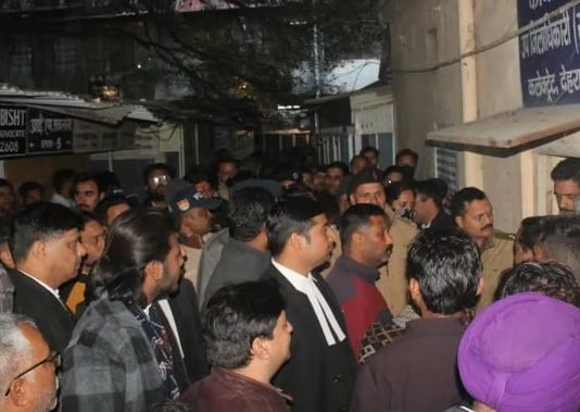 कोर्ट मैरिज करने पहुंचे दो समुदाय के युवक और युवती, लोगों ने जमकर किया हंगामा