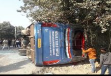 बाइक सवार को बचाने के चक्कर पलटी स्कूल बस, दो बच्चों की मौत की सूचना