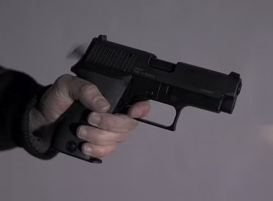 दुकानदार को रिवाल्वर से धमकाने का वीडियो वायरल, आरोपी की तलाश में जुटी पुलिस