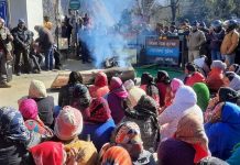 जोशीमठ में दरकते पहाड़ों को लेकर उमड़ा जन आक्रोश