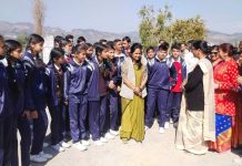 जिलाधिकारी ने किया वृक्षारोपण, विद्यार्थियों को समझाया वृक्षों का महत्त्व