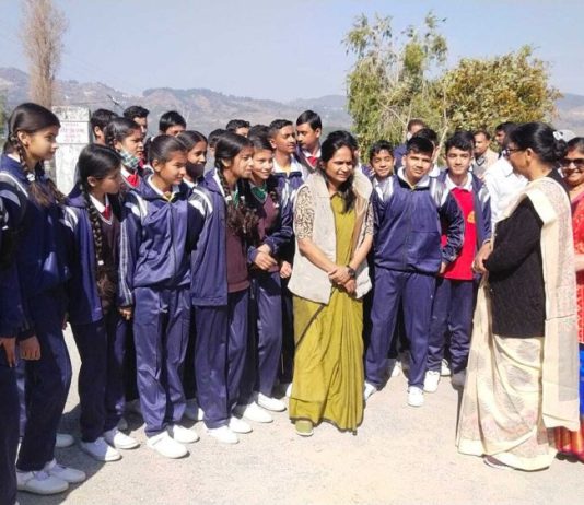 जिलाधिकारी ने किया वृक्षारोपण, विद्यार्थियों को समझाया वृक्षों का महत्त्व