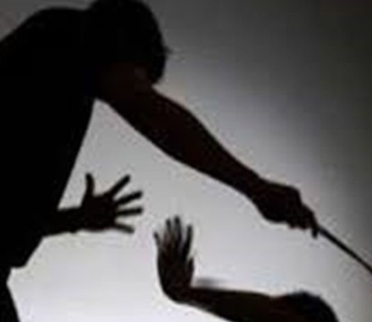 शिक्षक ने कक्षा नौ के छात्र को डंडे से पीटा,दाएं हाथ की टूटी हड्डी