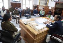 नशाखोरी समाप्त करने के संबंध में जिलाधिकारी ने की बैठक