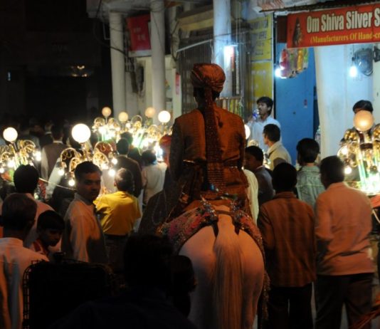 बारात बनी जंग का मैदान, बैंड वाले और बारातियों के बीच छिड़ा विवाद