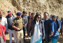 जिलाधिकारी रीना जोशी ने रोड़ कटिंग कार्य को लापरवाही से किये जाने पर जताई नाराजगी