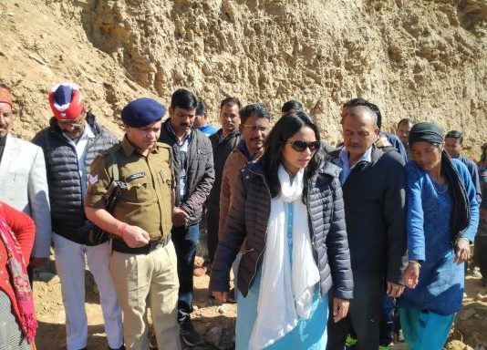 जिलाधिकारी रीना जोशी ने रोड़ कटिंग कार्य को लापरवाही से किये जाने पर जताई नाराजगी