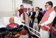 सीएम धामी ने पूर्व मंत्री मोहन सिंह गांववासी से की मुलाकात