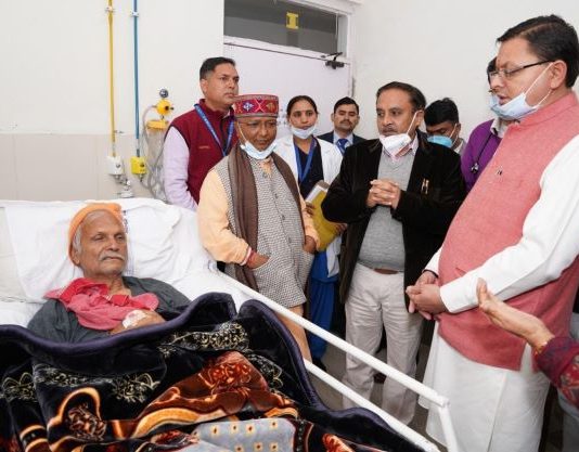 सीएम धामी ने पूर्व मंत्री मोहन सिंह गांववासी से की मुलाकात