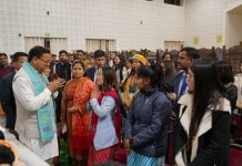 देहरादून मसूरी भ्रमण पर आये पूर्वोत्तर छात्रों के दल ने सीएम धामी से की भेंट, अनुभव किए साझा