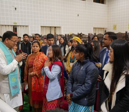 देहरादून मसूरी भ्रमण पर आये पूर्वोत्तर छात्रों के दल ने सीएम धामी से की भेंट, अनुभव किए साझा