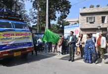 जिलाधिकारी ने राहत सामग्री के पांच ट्रकों को दिखाई हरी झण्डी