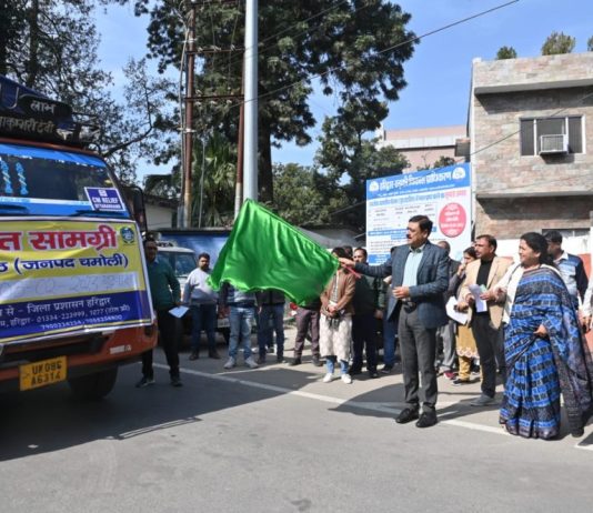 जिलाधिकारी ने राहत सामग्री के पांच ट्रकों को दिखाई हरी झण्डी