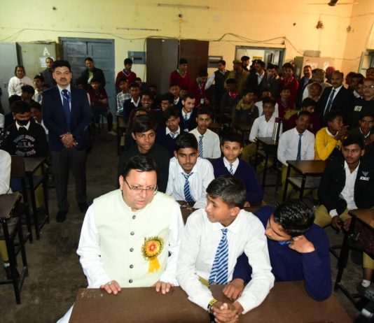 सीएम धामी पहुंचे अपनी पुराने विद्यालय, पुरानी यादें की साझा