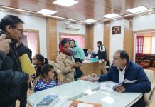 जनता दरबार में जिलाधिकारी ने सुनी जनता की समस्याएं