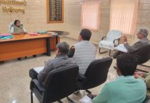 जिलाधिकारी ने बेस चिकित्सालय संचालन के संबंध में की बैठक