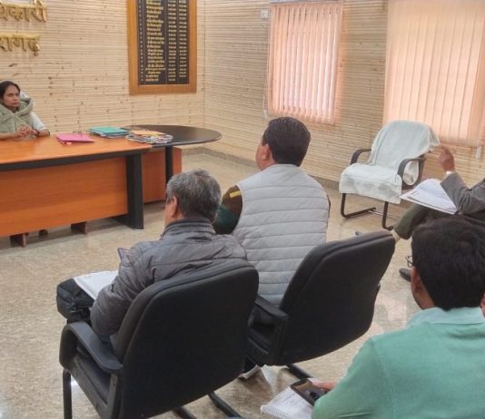जिलाधिकारी ने बेस चिकित्सालय संचालन के संबंध में की बैठक