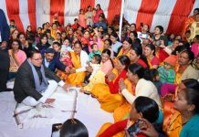 सीएम धामी ने चौपाल के दौरान मंच छोड़ महिलाओं के बीच बैठकर की वार्ता