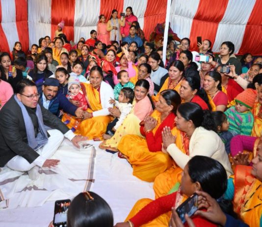 सीएम धामी ने चौपाल के दौरान मंच छोड़ महिलाओं के बीच बैठकर की वार्ता