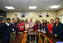 सीएम धामी ने किया स्कूली छात्र-छात्राओं बाल विधायकों संग संवाद