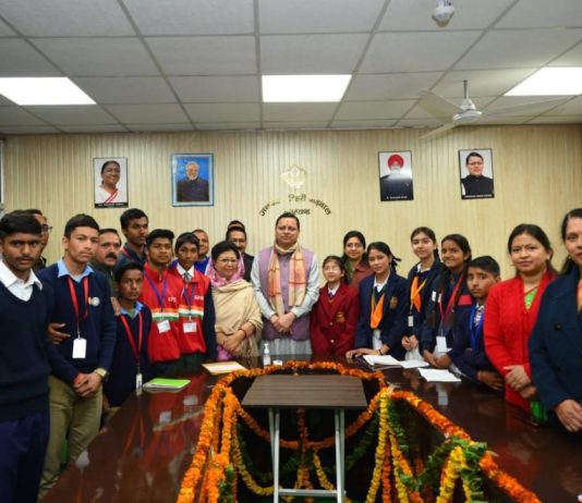सीएम धामी ने किया स्कूली छात्र-छात्राओं बाल विधायकों संग संवाद