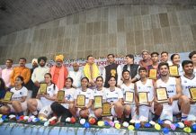 सीएम ने अखिल भारतीय बास्केटबॉल इनविटेशन टूर्नामेंट के विजेताओं को दिया पुरुस्कार