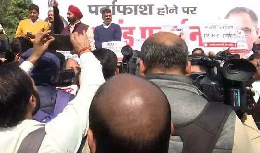 भाजपा ने अरविंद केजरीवाल के घर के बाहर किया धरना प्रदर्शन