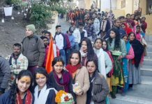 महाशिवरात्रि पर शिवालयों बड़ी संख्या में श्रद्धालु कर रहे जलाभिषेक, मंदिरों में भंडारों का आयोजन