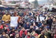 प्रदेशभर में लाठीचार्ज के विरोध में युवाओं में आक्रोश, जिलाधिकारी कार्यालय में किया हल्ला बोल