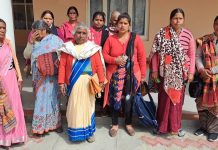 महिला की हरकतों से तंग ग्रामीणों ने डीएम से शिकायत । जिला मुख्यालय पहुंच, डीएम को शिकायती पत्र दिया