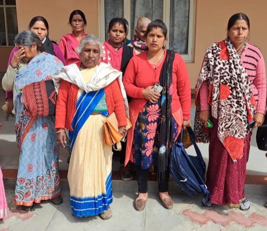 महिला की हरकतों से तंग ग्रामीणों ने डीएम से शिकायत । जिला मुख्यालय पहुंच, डीएम को शिकायती पत्र दिया