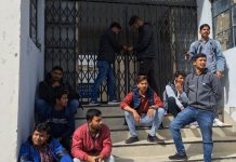 छात्रावास में बाधित पेयजल आपूर्ति को लेकर बीजीआर परिसर पौड़ी में छात्रों ने की तालाबंदी, किया प्रदर्शन