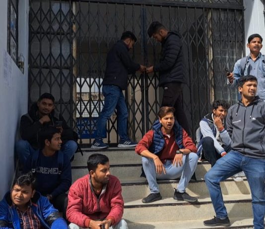 छात्रावास में बाधित पेयजल आपूर्ति को लेकर बीजीआर परिसर पौड़ी में छात्रों ने की तालाबंदी, किया प्रदर्शन