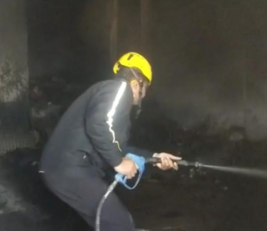 पौड़ी शहर के नए बस अड्डे के पास एक कबाड़ की दुकान में लगी आग, कड़ी मशक्कत के बाद दमकल कर्मियों ने आग पर पाया काबू