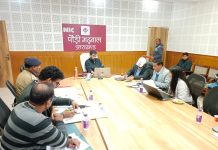 जनपद में सड़क सुरक्षा को लेकर डीएम ने संबंधित विभागीय अधिकारियों को सघन वाहन चेकिंग अभियान चलाने के दिए निर्देश