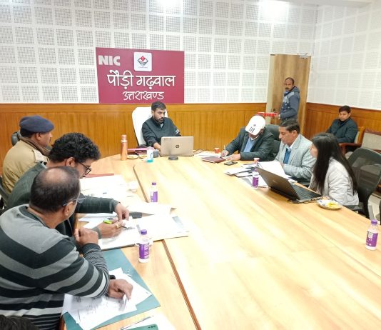 जनपद में सड़क सुरक्षा को लेकर डीएम ने संबंधित विभागीय अधिकारियों को सघन वाहन चेकिंग अभियान चलाने के दिए निर्देश