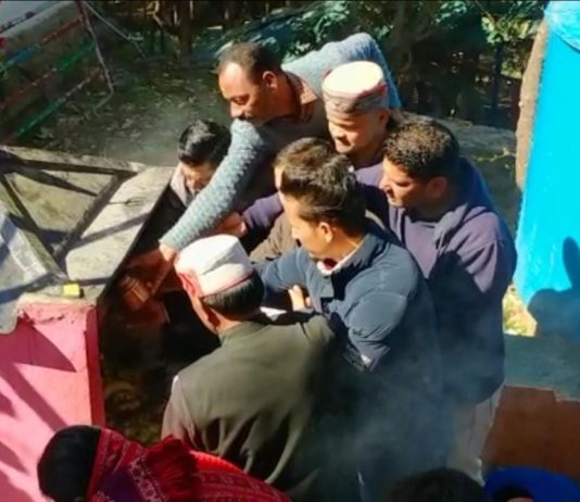 कांग्रेसियों ने कंडोलिया ठाकुर की चौखट में दी हाजिरी,भाजपा सरकार की बुद्धि शुद्धि की कामना को लेकर किया जलाभिषेक