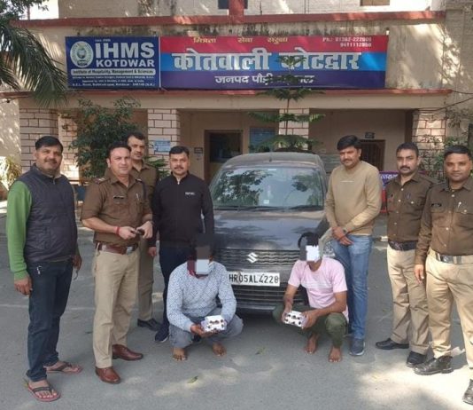 मदद के बहाने A.T.M बदलकर ठगी करने वाले दो अभियुक्त आये पौड़ी पुलिस की गिरफ्त में।