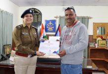 वरिष्ठ पुलिस अधीक्षक श्वेता चौबे द्वारा पुलिस कार्यालय में गुड सेमेरिटन को किया गया सम्मानित