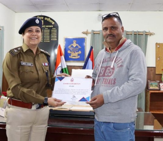 वरिष्ठ पुलिस अधीक्षक श्वेता चौबे द्वारा पुलिस कार्यालय में गुड सेमेरिटन को किया गया सम्मानित