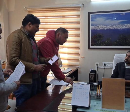 खंड विकास कार्यालय में तैनात अकाउंटेंट की कार्यशैली पर प्रधान संगठन ने डीएम से की जांच की मांग