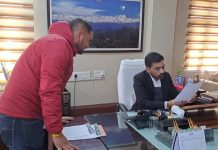 मनरेगा कार्यों में आ रही तकनीकी दिक्कतों के चलते प्रभावित विकास कार्यों से नाराज जिला प्रधान संगठन ने जिलाधिकारी से की मुलाकात, समस्या निवारण के उठाई मांग