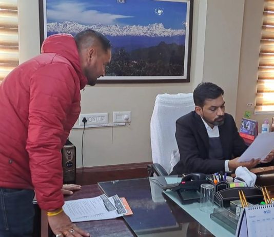 मनरेगा कार्यों में आ रही तकनीकी दिक्कतों के चलते प्रभावित विकास कार्यों से नाराज जिला प्रधान संगठन ने जिलाधिकारी से की मुलाकात, समस्या निवारण के उठाई मांग