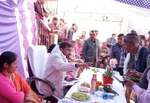 पौड़ी : पिनानी गांव पहुंचकर डीएम ने सुनी ग्रामीणों की समस्याएं, अधिकांश शिकायतों का मौके पर ही किया निस्तारण